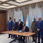 Madaxweyne Xasan Sheekh oo Saxiixay Dastuurka Cusub ee Jamhuuriyadda