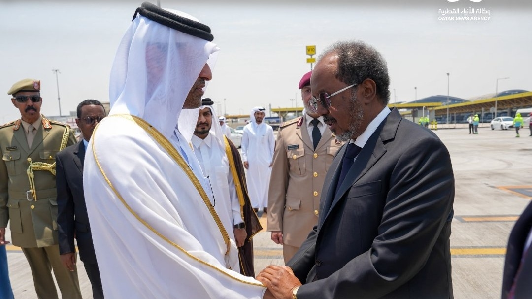 Madaxweynaha Soomaaliya oo gaaray Doha si uu uga qayb gal tacsida Amiirkii hore ee Qatar