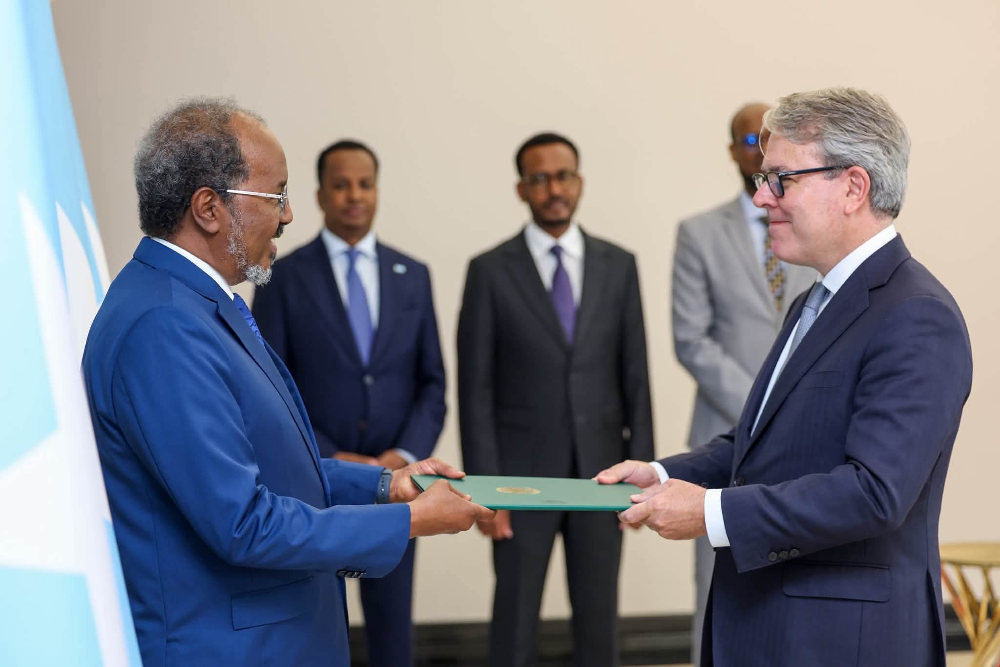Madaxweyne Xasan Sheekh oo waraaqaha aqoonsiga ka guddoomay toddobo safiir oo cusub