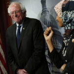 Bernie Sanders oo Trump ku Eedeeyay Cabsi-gelin Siyaasadeed, Asagoo Difaacay Ilhaan Cumar