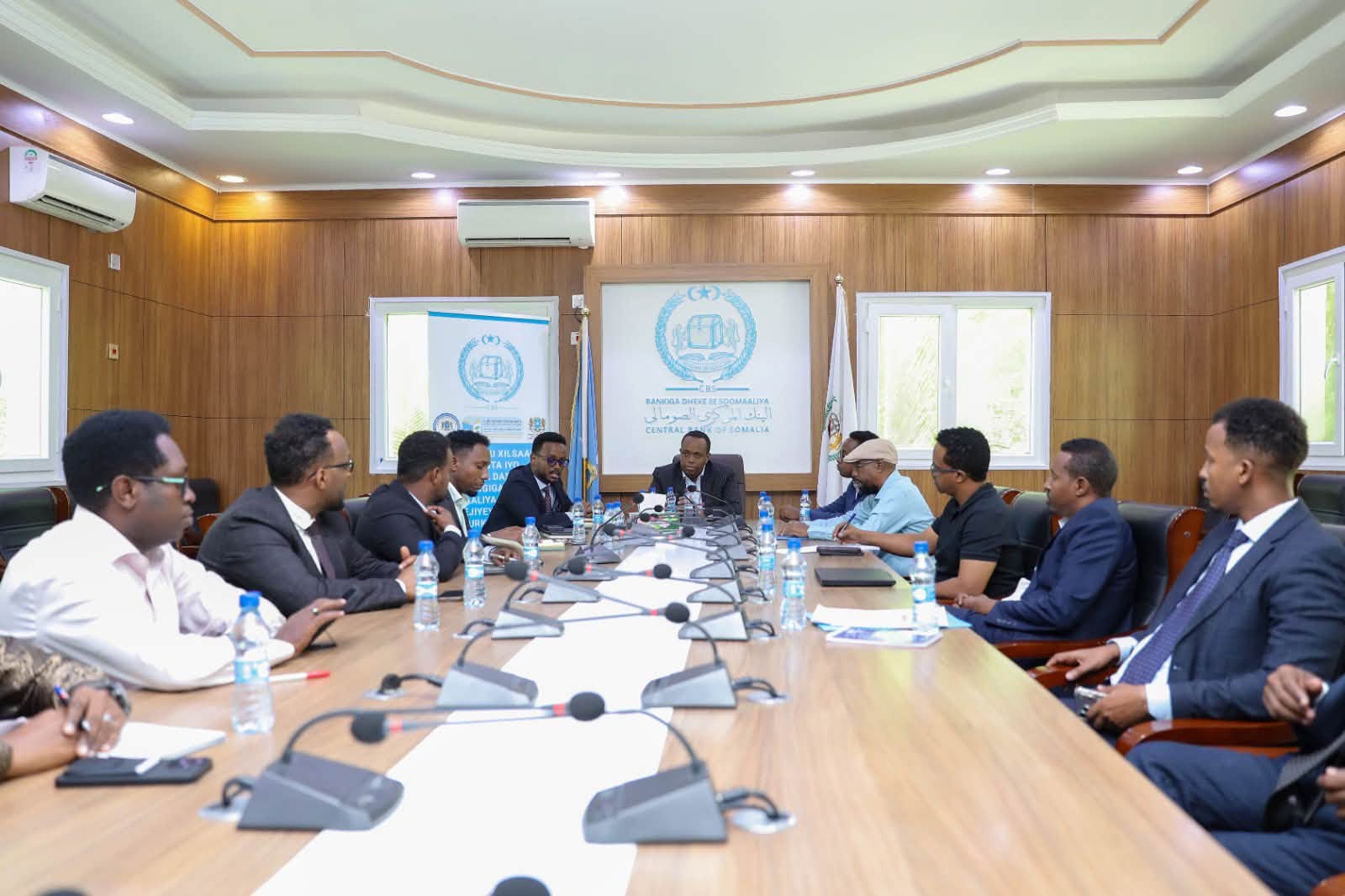 Hay’adaha Dastuurka oo Nuqullo ka mid ah Dastuurka ku Wareejiyay Bankiga Dhexe ee Soomaaliya