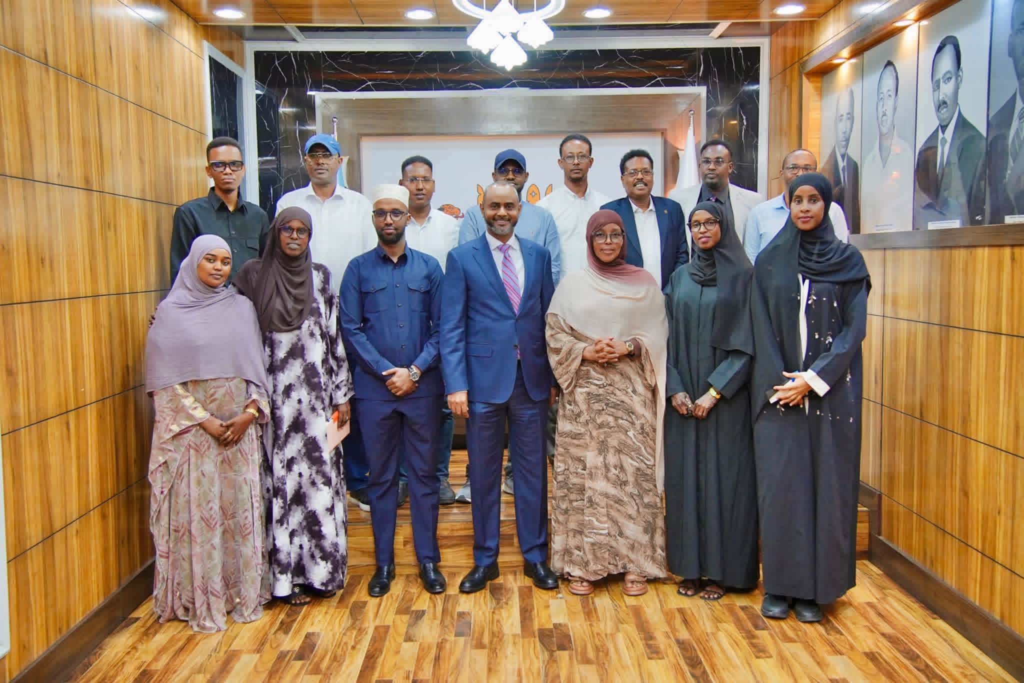 Guddoomiyaha Golaha Shacabka oo la kulmay madaxda warbaahinta gaarka loo leeyahay